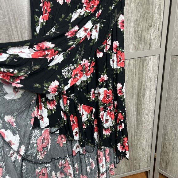 Torrid Maxi Dress High Low Hem Black with Red White Floral Print Smocked Size 2X - Picture 3 of 9
